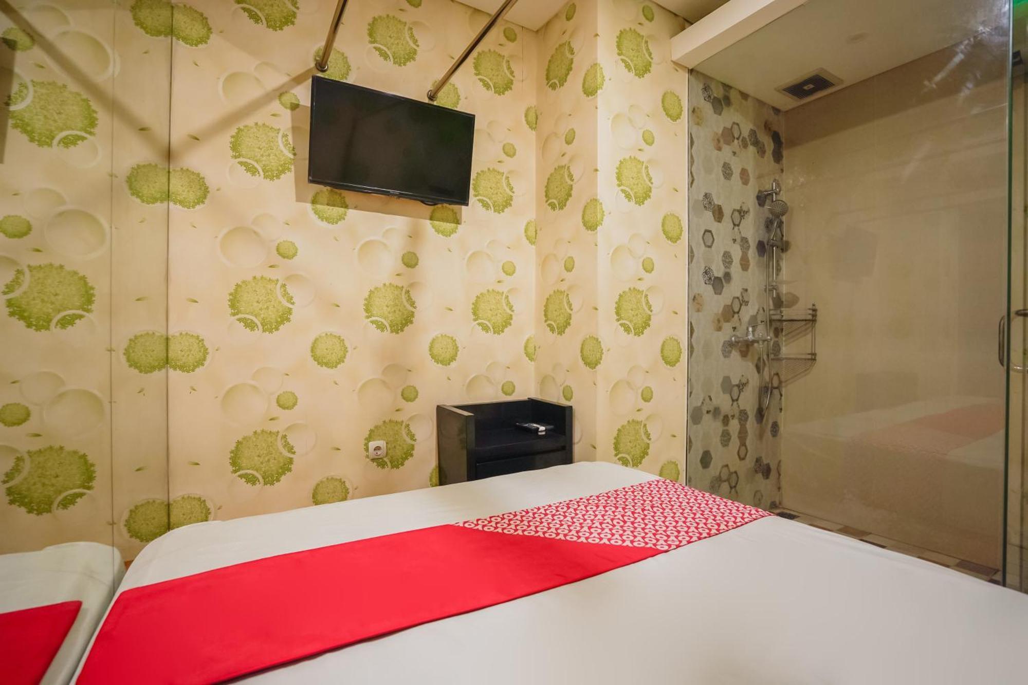 Super Oyo Capital O 92633 Spring Hotel Gubeng Surabaya Dış mekan fotoğraf